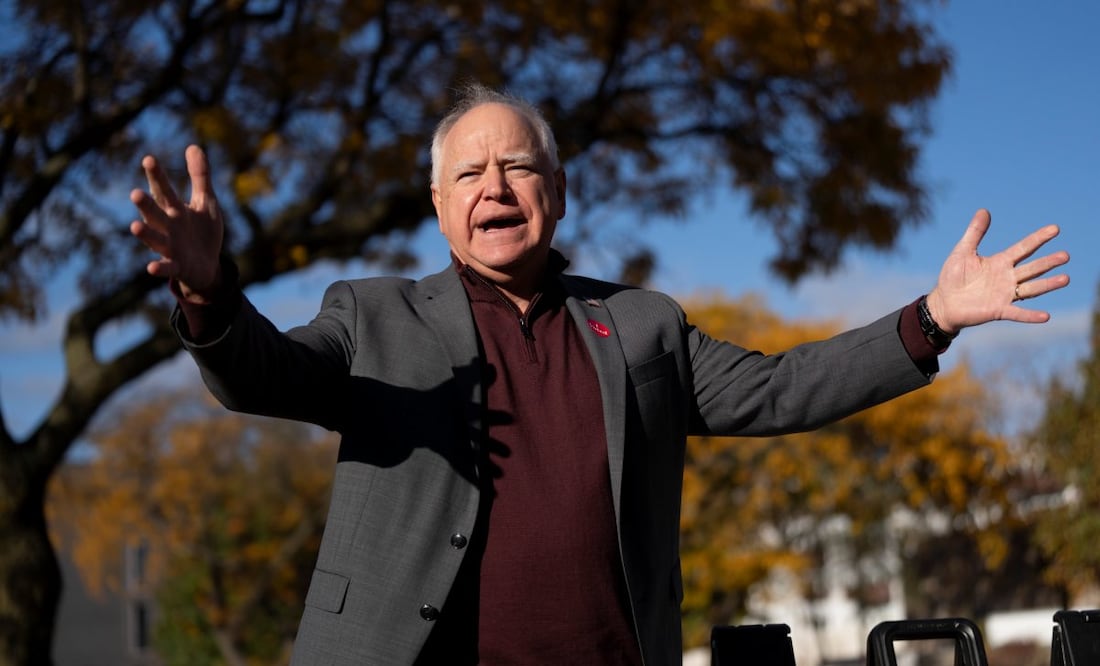 El gobernador de Minnesota, candidato demócrata a la vicepresidencia, Tim Walz, habla con la prensa después de votar anticipadamente en la oficina de elecciones del condado de Ramsey en St. Paul, Minnesota, el miércoles 23 de octubre de 2024. Foto: AP