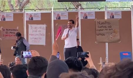 En medio de abucheos, Álvarez Máynez llega a la UAM- Xochimilco; “No me voy a ir”, afirma