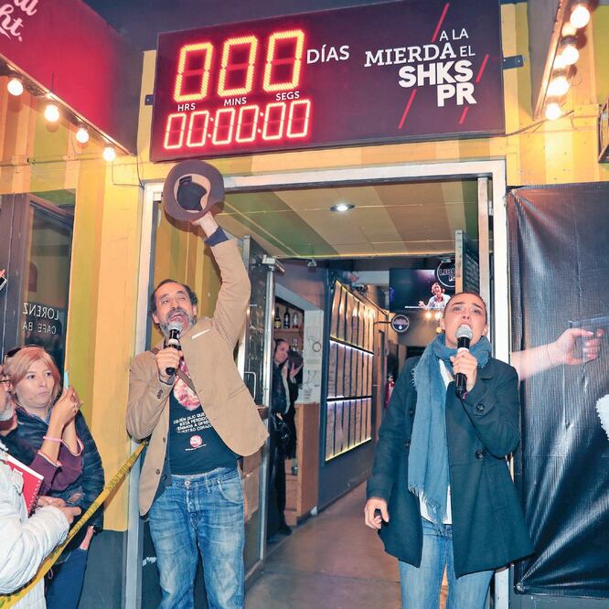 Bruno Bichir, Itari Marta y acompañantes le dedicaron un minuto de silencio al inmueble y luego aplausos. (IRVIN OLIVARES. EL UNIVERSAL)