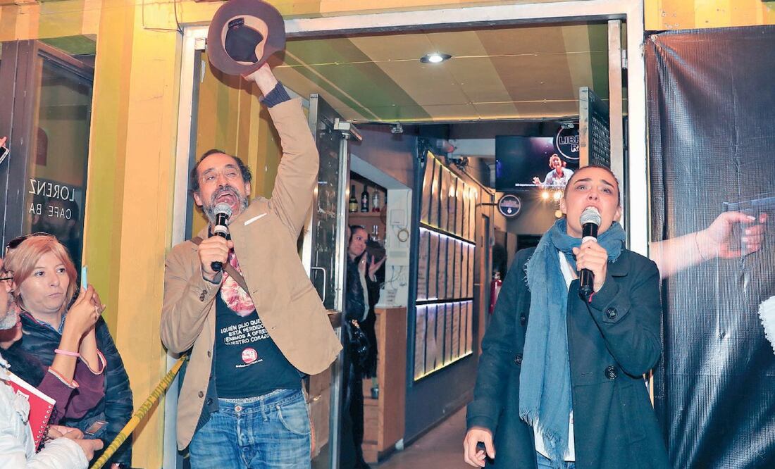 Bruno Bichir, Itari Marta y acompañantes le dedicaron un minuto de silencio al inmueble y luego aplausos. (IRVIN OLIVARES. EL UNIVERSAL)