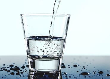 ¿Beber agua alcalina envasada ayuda a prevenir los cálculos renales? Esto dice estudio