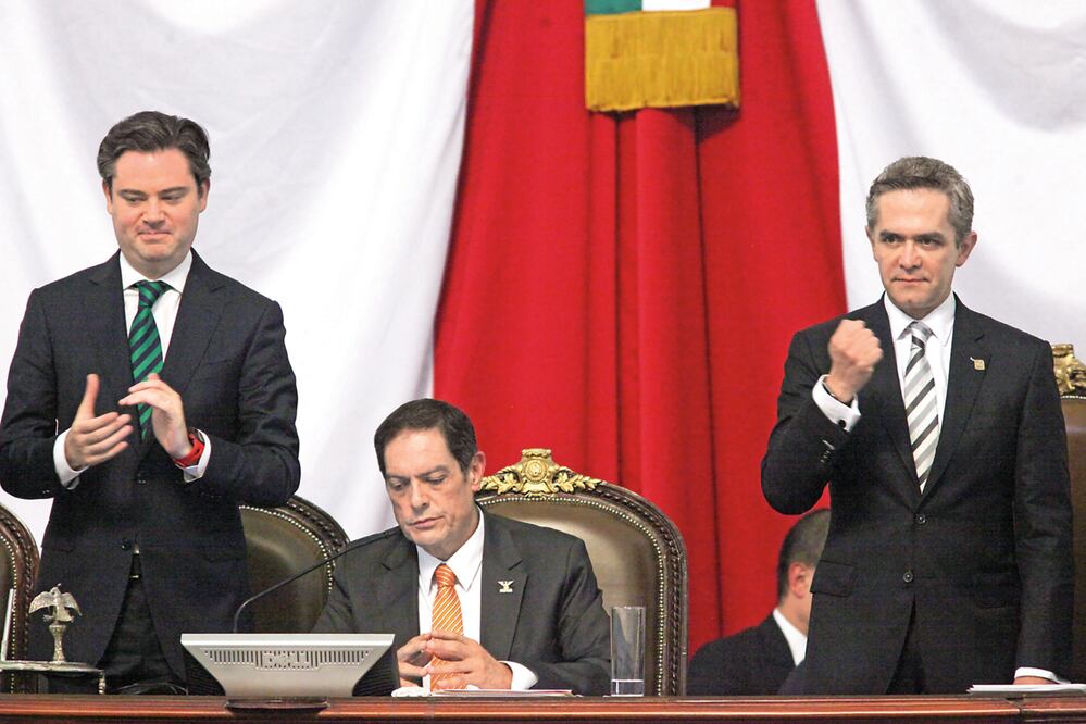 Durante su Tercer Informe de Gobierno, el mandatario capitalino, Miguel Ángel Mancera, estuvo acompañado por Aurelio Nuño, secretario de Educación Pública y representante del Poder Ejecutivo (LUCÍA GODÍNEZ. EL UNIVERSAL)