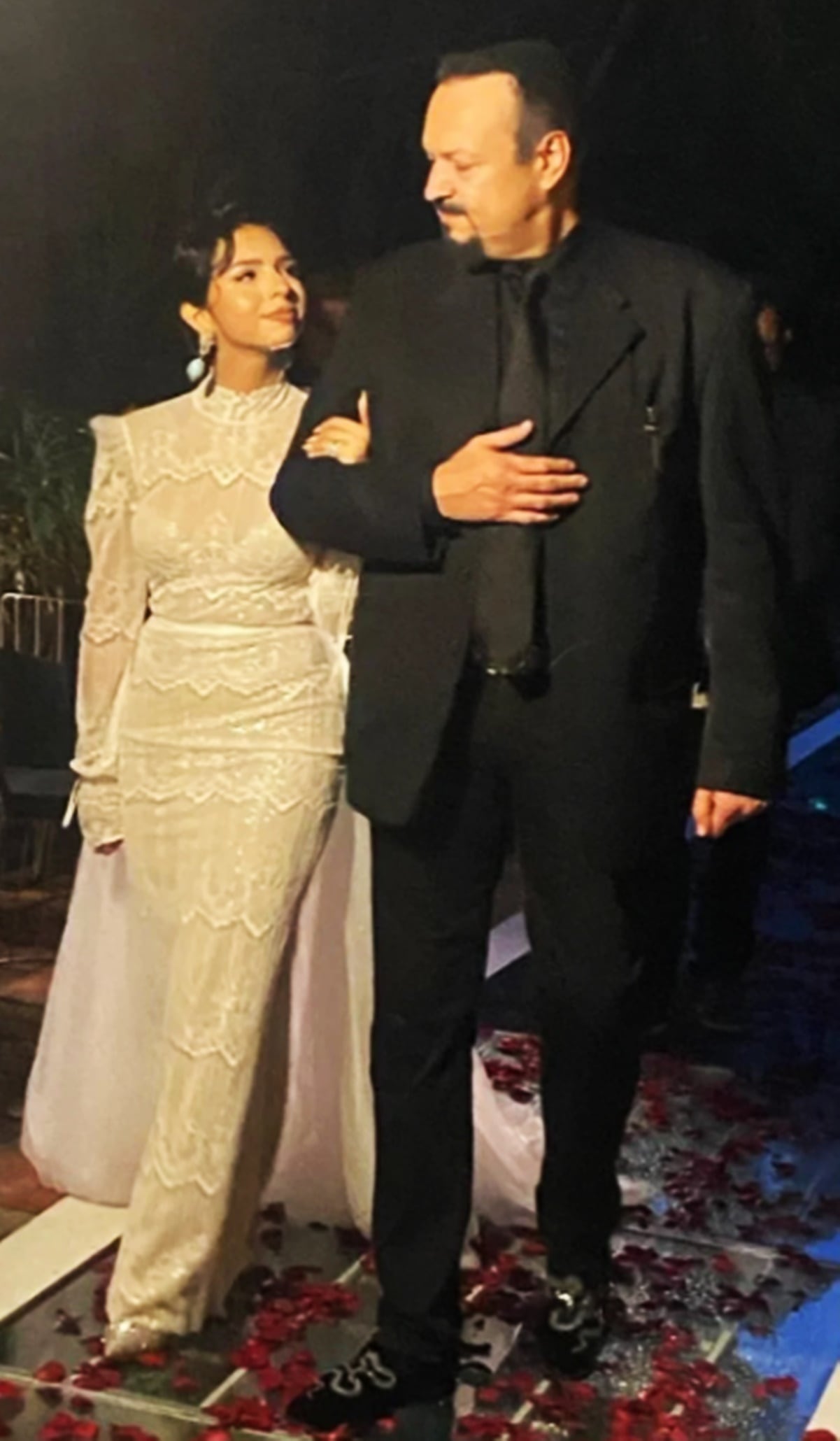 Ángela y Pepe Aguilar caminan hacia el altar, con música de Antonio Aguilar de fondo.
Foto: Especial