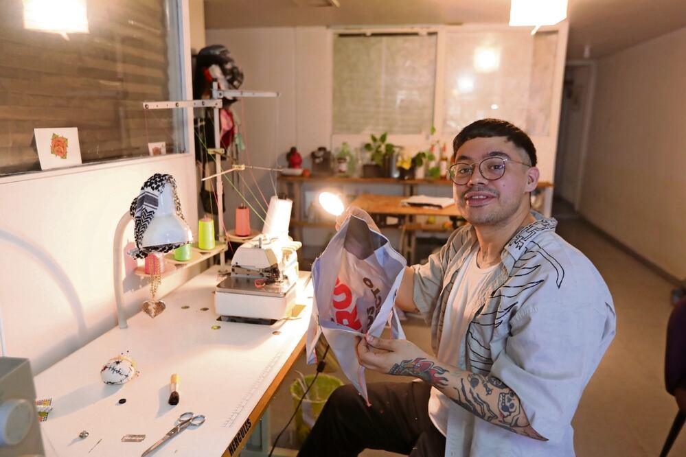 Sus bolsas van de los 100 hasta los 600 pesos, y el poceso es igual para todas sus piezas: recorta, cose y decora con serigrafía Foto: Atenea Campuzano