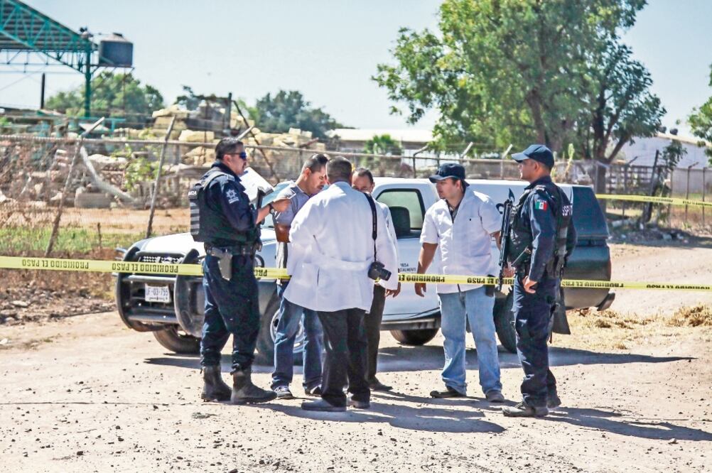 Autoridades acudieron al poblado del Quemadito, a escasos metros de la carretera Culiacán-El Dorado, donde fueron localizados los cuerpos de tres personas asesinadas a balazos y con huellas de tortura (RASHIDE FRIAS. CUARTOSCURO.COM)