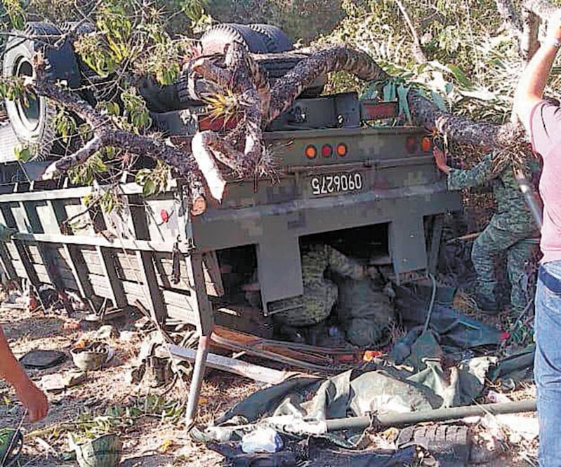 El 28 de enero pasado murieron cinco militares del Sexto Regimiento de Caballería Motorizada, en Oaxaca, al volcar el camión en el que viajaban. ARCHIVO EL UNIVERSAL