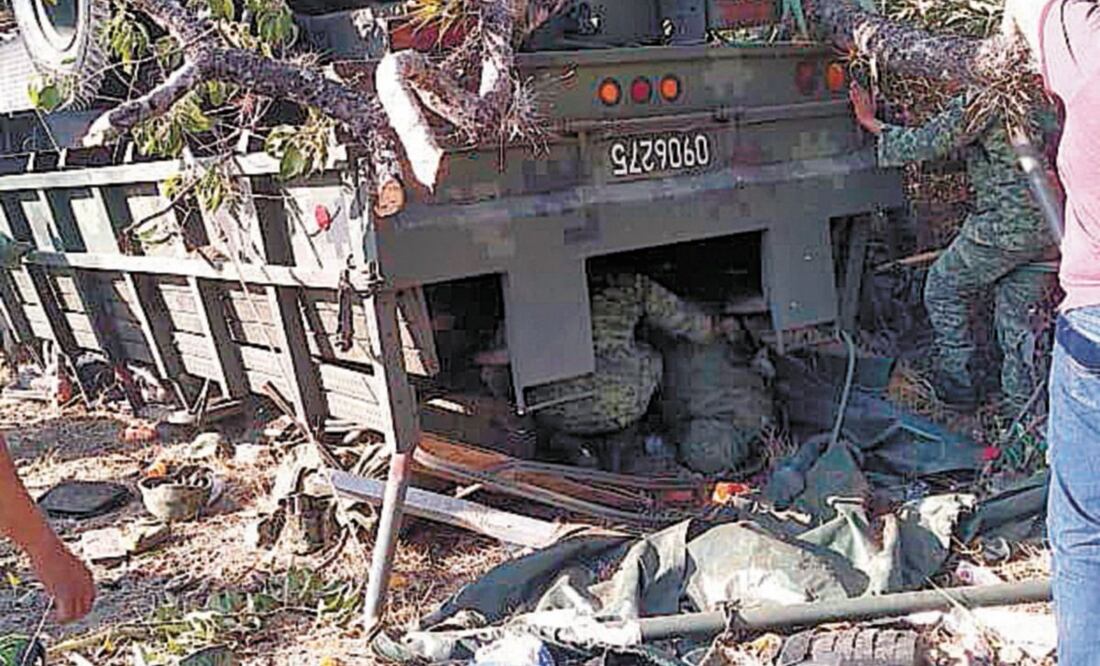 El 28 de enero pasado murieron cinco militares del Sexto Regimiento de Caballería Motorizada, en Oaxaca, al volcar el camión en el que viajaban. ARCHIVO EL UNIVERSAL