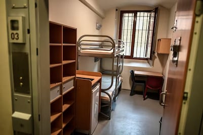 Sarkozy a prisión: con TV y ducha privada, así es la La Santé, donde el expresidente de Francia cumplirá sentencia