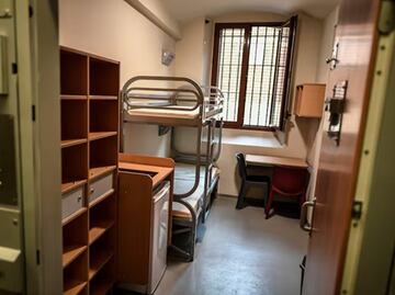 Sarkozy a prisión: con TV y ducha privada, así es la La Santé, donde el expresidente de Francia cumplirá sentencia