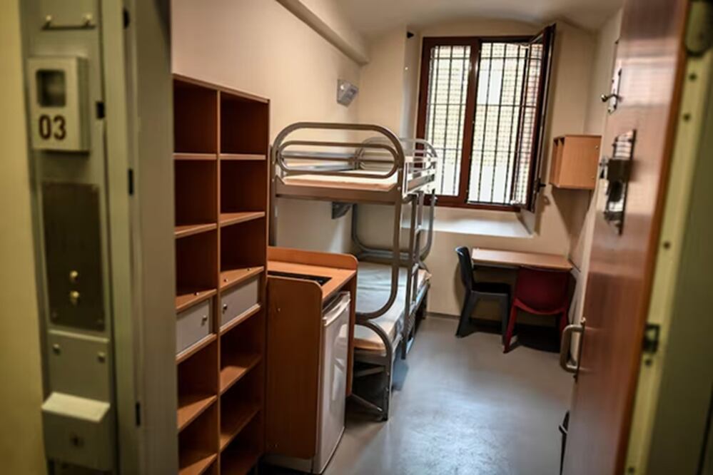 Una de las celdas de la prisión de La Santé, en París. FOTO: STEPHANE DE SAKUTIN. AFP