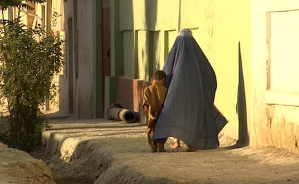 Talibanes prohíben voces de mujeres en la radio en Afganistán; es un “veto sin precedentes”, afirman periodistas 