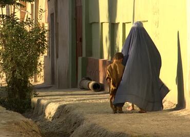 Talibanes prohíben voces de mujeres en la radio en Afganistán; es un “veto sin precedentes”, afirman periodistas