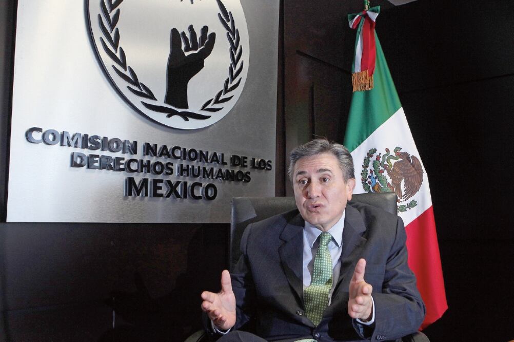 Bajarán sueldos. La propuesta de austeridad impactará en el salario del presidente de la comisión, González Pérez, quien tiene un ingreso mensual de 197 mil 689 pesos, según se contempla en el Presupuesto de Egresos 2017 (ARCHIVO ELUNIVERSAL)