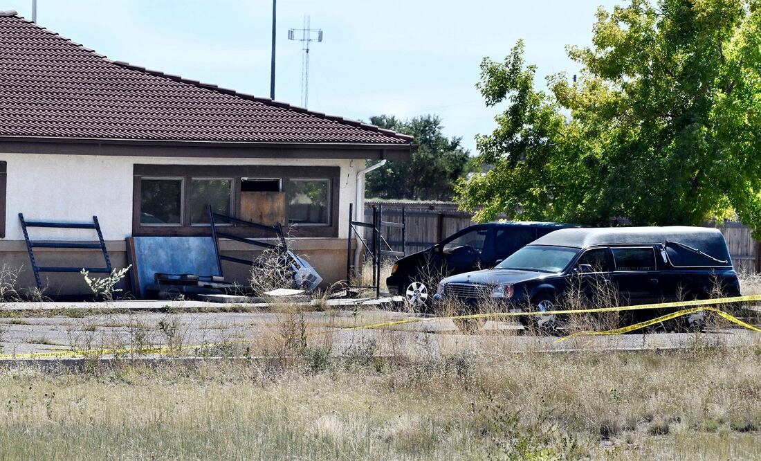 Un coche fúnebre y restos se pueden ver frente a la funeraria Return to Nature en Penrose, Colorado. FOTO: AP