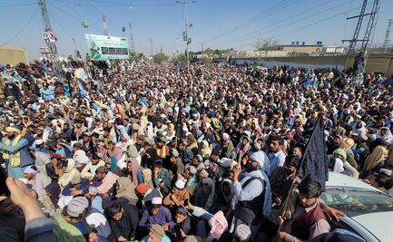 Miles de afganos colapsan la frontera con Afganistán el último día para abandonar Pakistán