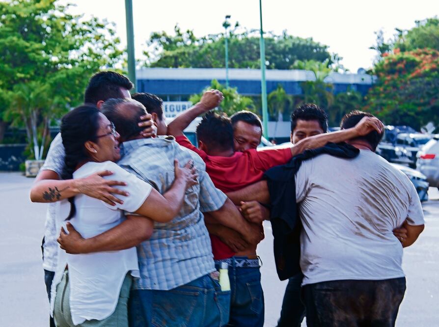 “Triunfó la fe y la esperanza”, afirmaron familiares de los 16 empleados de la Secretaría de Seguridad y Protección Ciudadana que fueron levantados por un grupo armado en Chiapas y que aparecieron con vida ayer. Foto: Carlos López / EFE