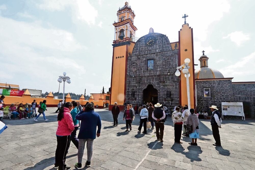 Habitantes de San Nicolás de los Ranchos acuden a la iglesia, donde el sacerdote los exhorta a estar atentos ante cualquier cambio en la fase de alerta del Popocatépetl. “Hay que estar preparados y con la túnica puesta”, dice. (FOTOS: OMAR CONTRERAS. EL )