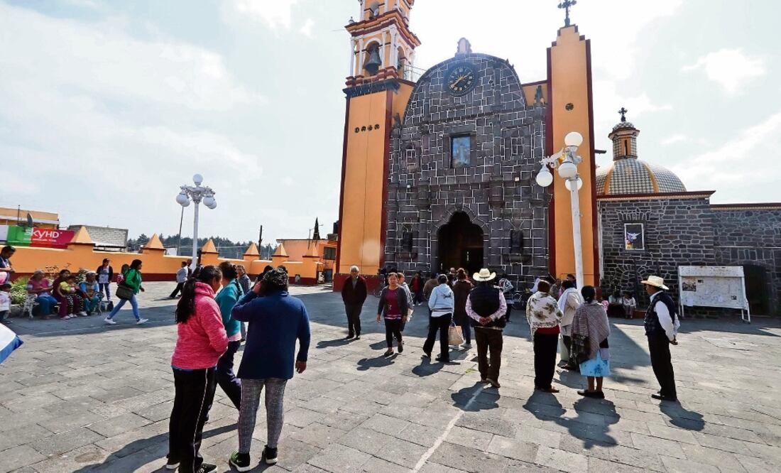 Habitantes de San Nicolás de los Ranchos acuden a la iglesia, donde el sacerdote los exhorta a estar atentos ante cualquier cambio en la fase de alerta del Popocatépetl. “Hay que estar preparados y con la túnica puesta”, dice. (FOTOS: OMAR CONTRERAS. EL )