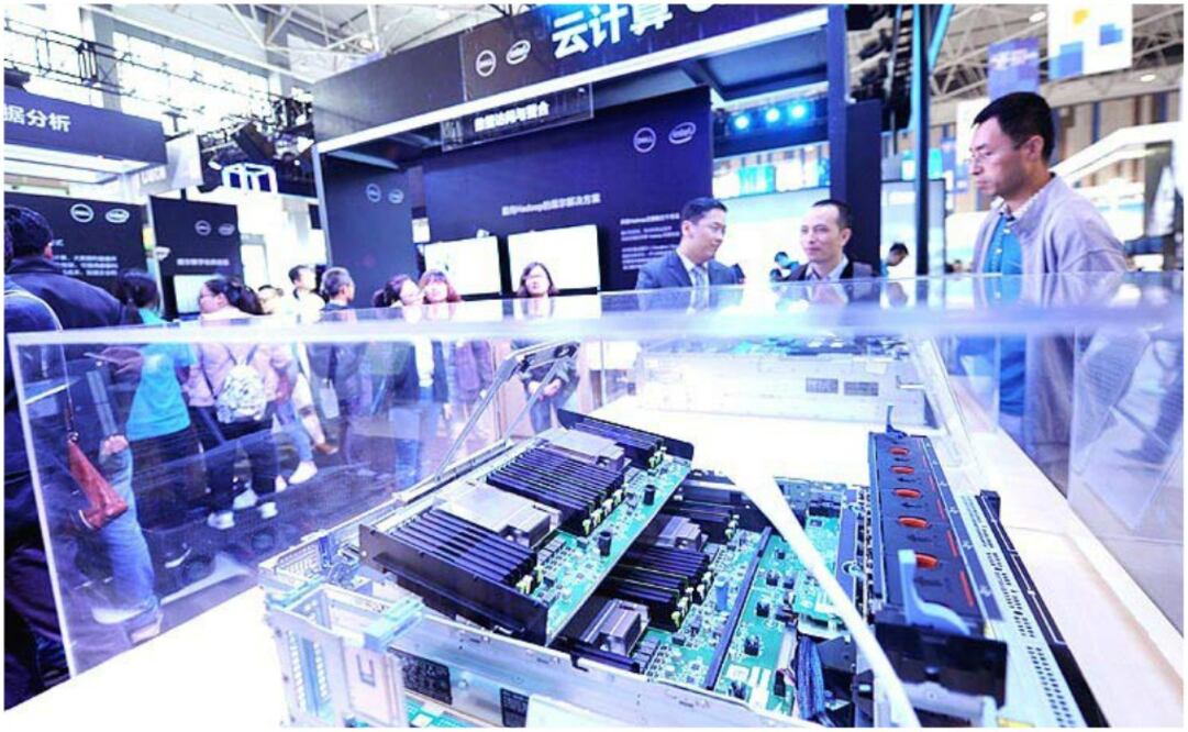 Facebook reveló este mes que sospecha que usuarios rusos compraron más de 100 mil dólares en espacios publicitarios para difundir mensajes divisorios durante el ciclo electoral 2016