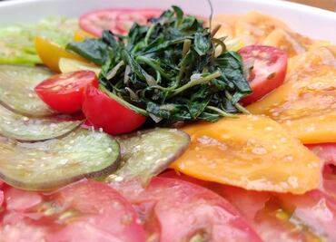 Rica y colorida ensalada de jitomates, Thalía Barrios nos enseña