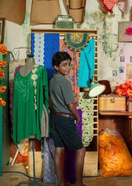 El personaje no es encarnado por un niño, sino por una niña llamada Frida Cruz, que tenía entonces 12 años y que se cortó el cabello. Foto: Netflix.