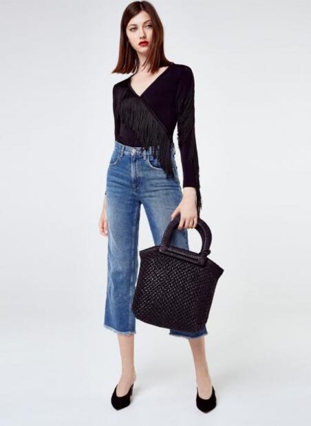 Bella Hadid apuesta por pantalones de mezclilla para salir de fiesta