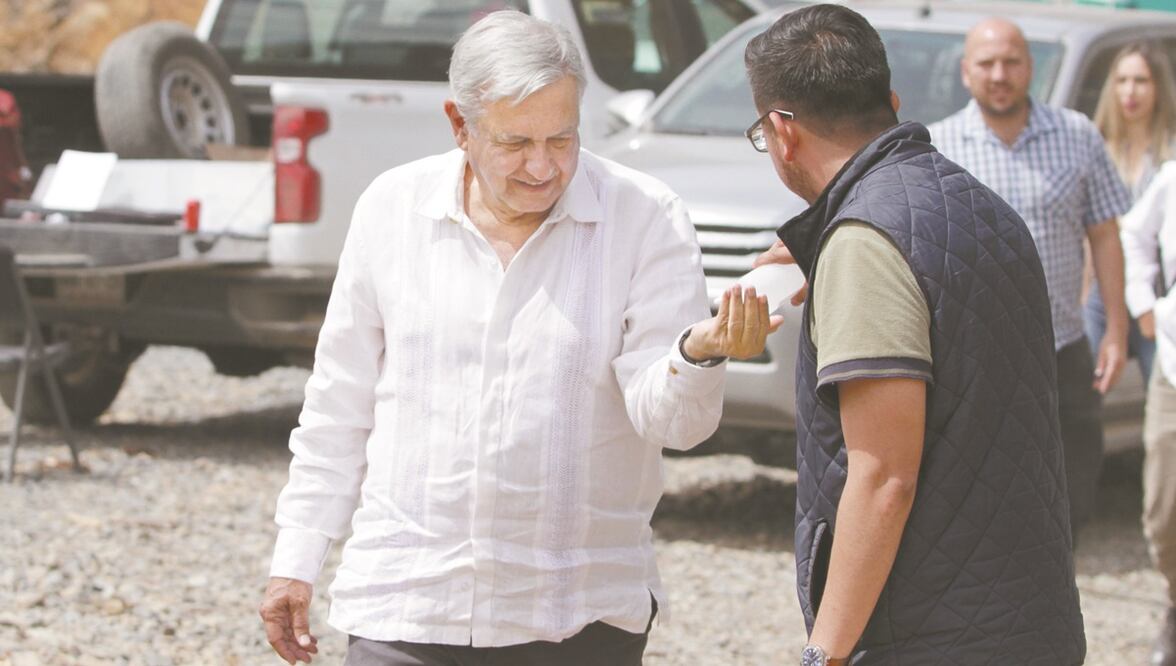 Durante su visita a Culiacán, Sinaloa, para supervisar los trabajos de construcción de la carretera Badiraguato-Guadalupe y Calvo, el presidente López Obrador recibió gel antibacterial de un colaborador de su ayudantía. Foto: MARCO GONZÁLEZ. NOTIMEX