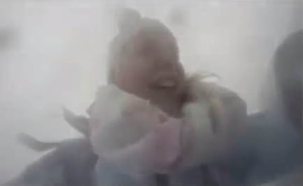 Video: Alpinistas huyen de avalancha en el Everest