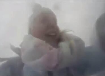 Video: Alpinistas huyen de avalancha en el Everest