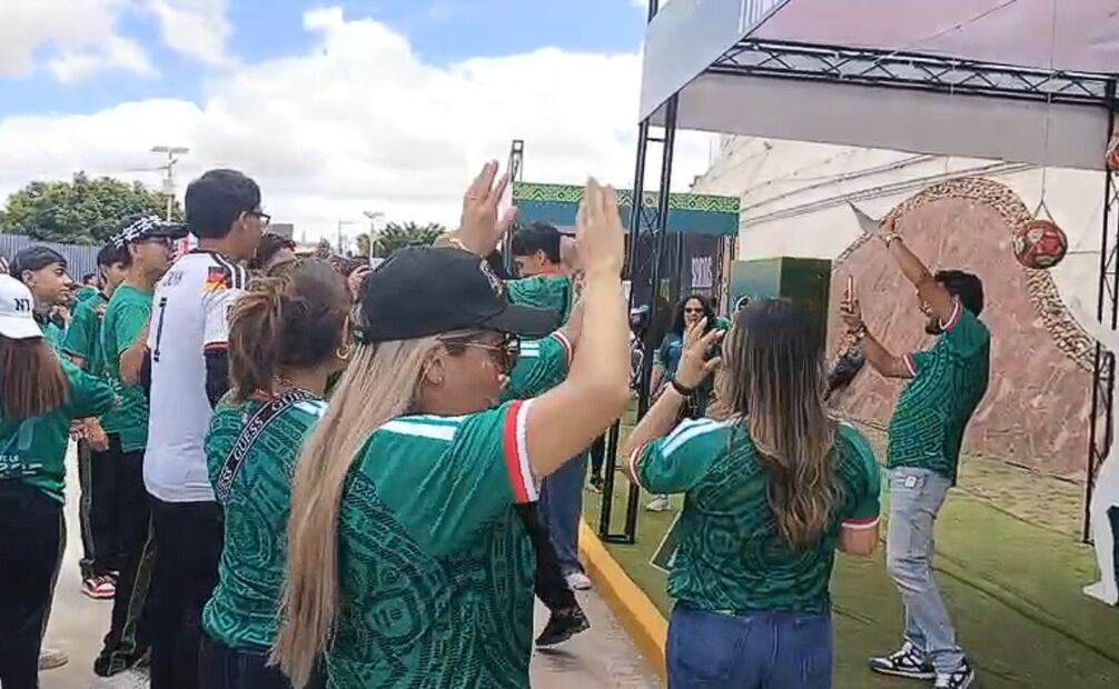 Desde horas antes del arranque oficial del evento deportivo, los asistentes comenzaron a llegar al recinto para participar en las diversas actividades organizadas.
Foto: Jazmín Ramírez García.