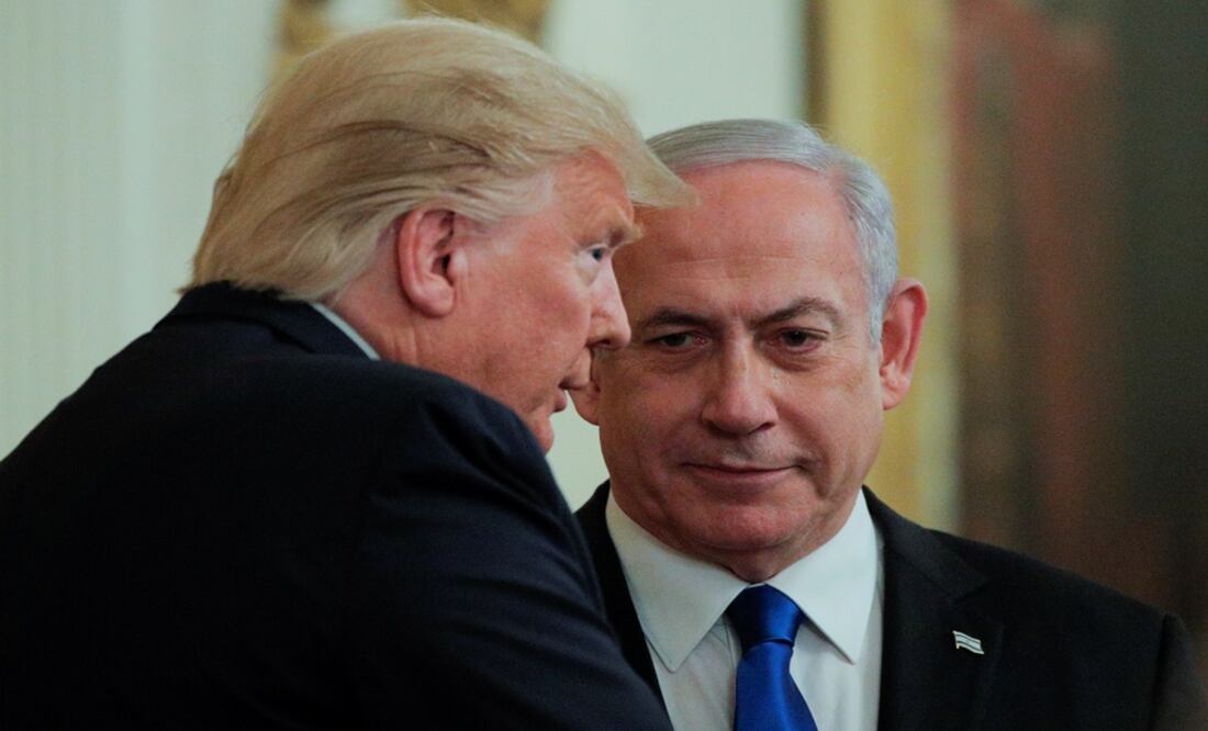U.S. President Donald Trump and Israel's Prime Minister Benjamin Netanyahu talk in the midst of a joint news conference on a new Middle East peace plan proposal - Photo: Brendan McDermid/REUTERS