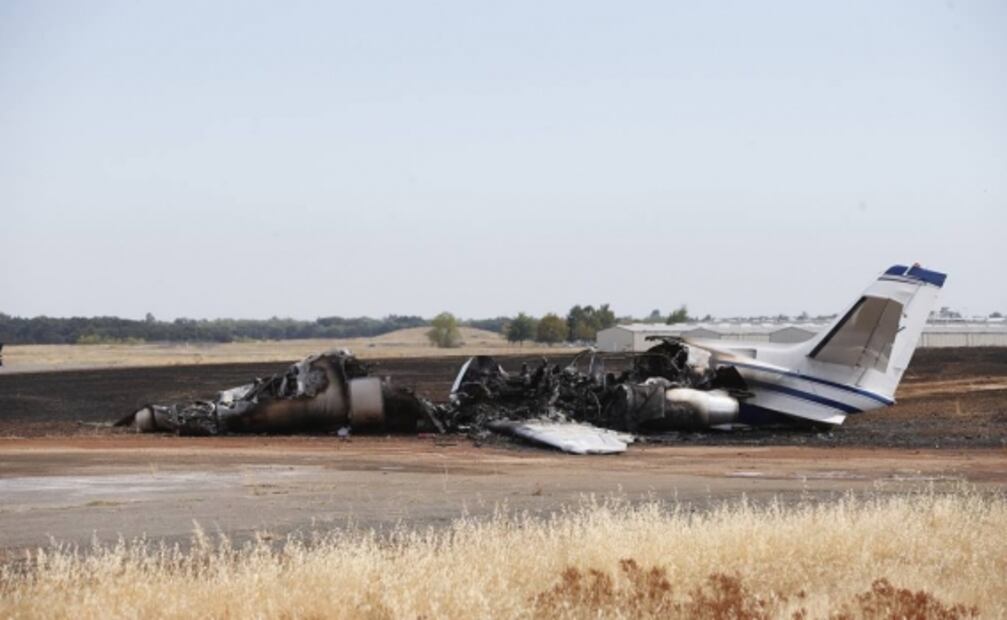 Avión se incendia tras intentar despegar en aeropuerto de California
