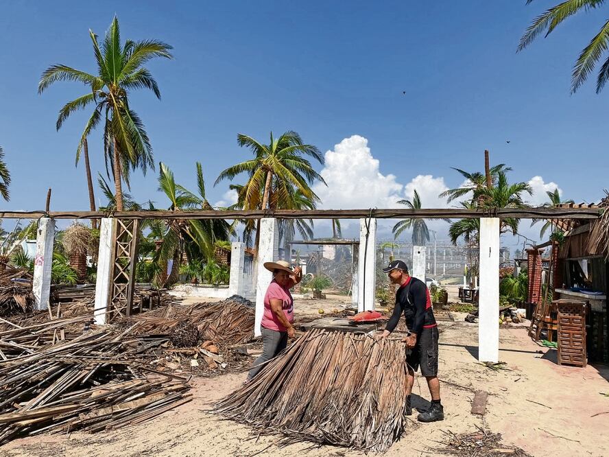 Casi una semana después de Otis, la familia Gallardo García sigue con trabajos de limpieza. Foto: Arturo de Dios Palma / EL UNIVERSAL