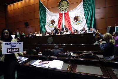 Priistas abandonan reunión extraordinaria sobre leyes educativas