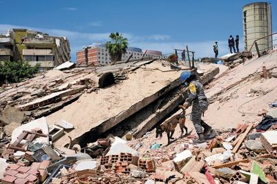 VIDEO: Rescatan a sobreviviente de los terremotos en Venezuela tras 8 días bajo los escombros; operación duró casi 72 horas