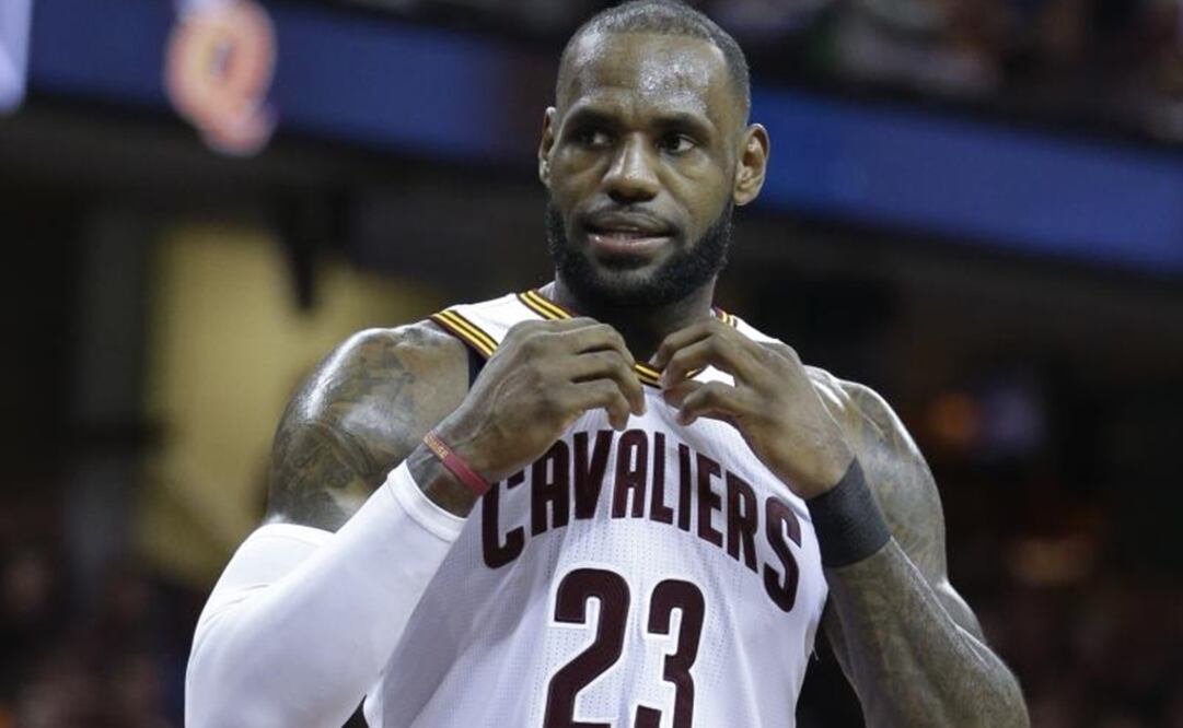 Twitter. LeBron James salió en defensa de su colega Stephen Curry