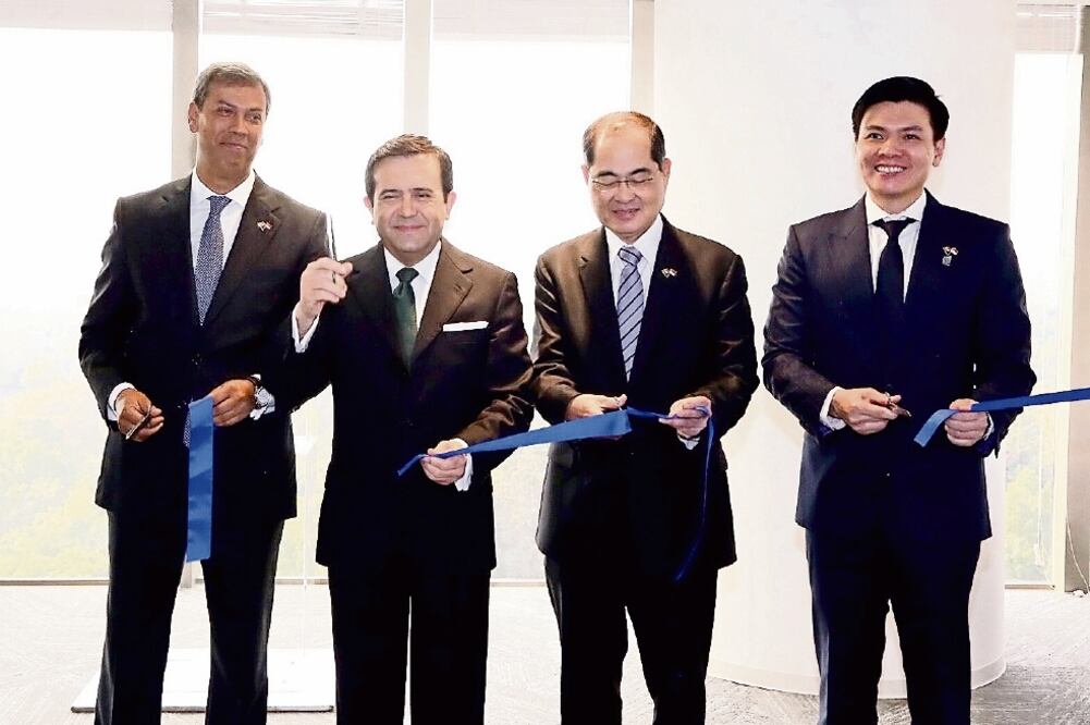 El secretario de Economía, Ildefonso Guajardo Villarreal, junto al Ministro de Comercio e Industria de Singapur, Lim Hng Kiang, durante la inauguración de las nuevas oficinas de Temasek (CORTESÍA SECRETARÍA DE ECONOMÍA)