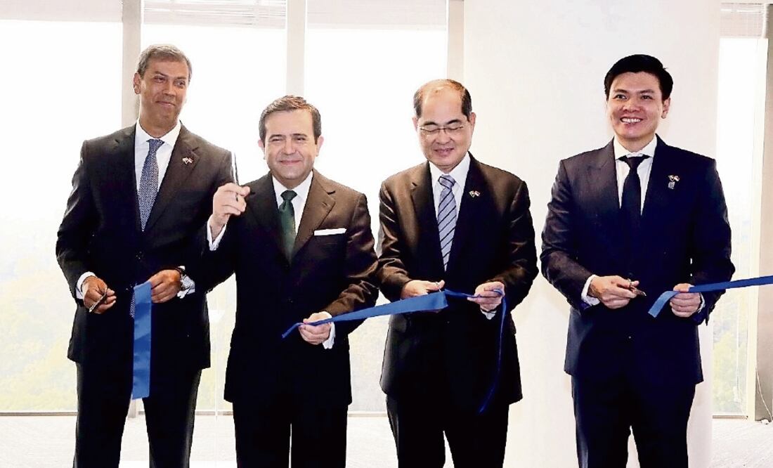 El secretario de Economía, Ildefonso Guajardo Villarreal, junto al Ministro de Comercio e Industria de Singapur, Lim Hng Kiang, durante la inauguración de las nuevas oficinas de Temasek (CORTESÍA SECRETARÍA DE ECONOMÍA)