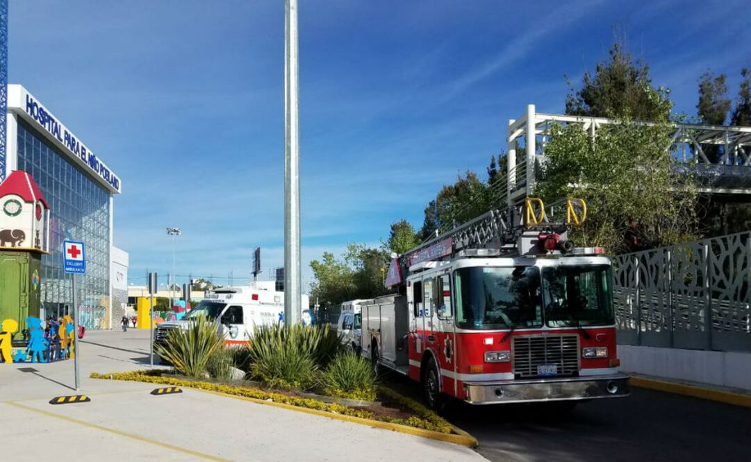 La movilización de los elementos, alarmó algunas personas que estaban dentro del lugar y que poco a poco evacuaron el hospital. FOTO: @SSP_Puebla