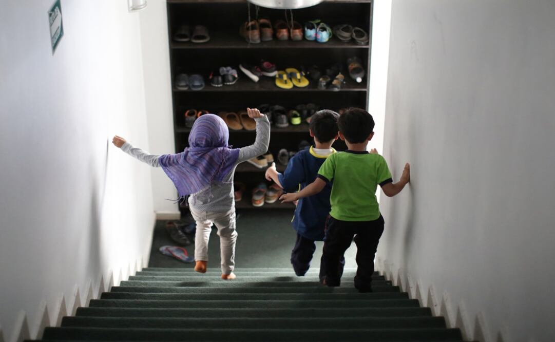 En septiembre, el gobierno prohibió a los estudiantes iraníes o binacionales asistir a las escuelas internacionales, afirmando que los niños iraníes tenían la obligación de asistir a las escuelas del país.