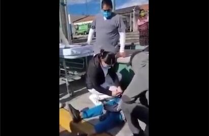 VIDEO. Hombre muere en banqueta tras salir de hospital del Edomex; testigos acusan negligencia