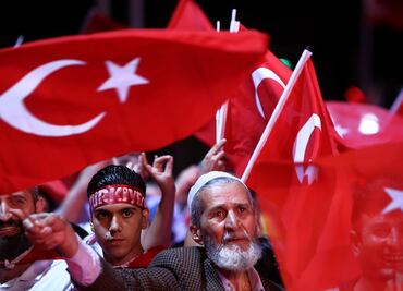 Turquía libera a 820 soldados encarcelados a raíz de intento de golpe