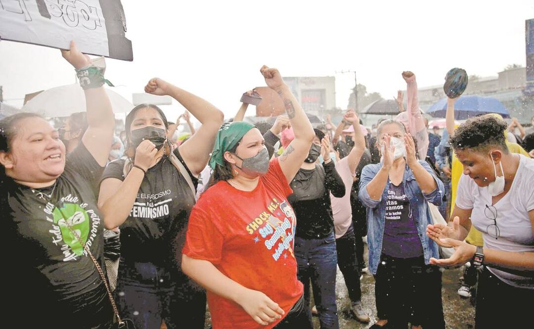 Organizaciones de la sociedad civil, contra la destitución de magistrados de la Sala Constitucional, el domingo, en San Salvador. Foto: Rodrigo  Sura/ EFE.