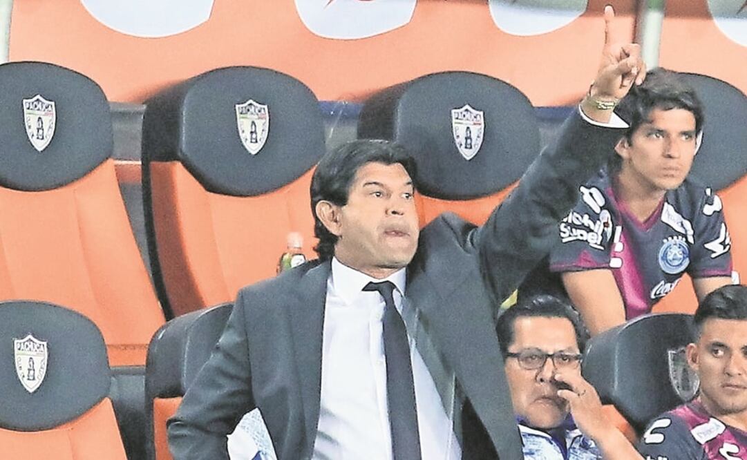 José Saturnino Cardozo espera que los suyos salgan con tino (DAVID MARTÍNEZ. EFE)