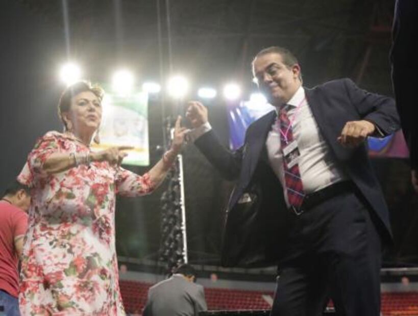 Miles de abuelitos bailan para celebrar el Día del Abuelo