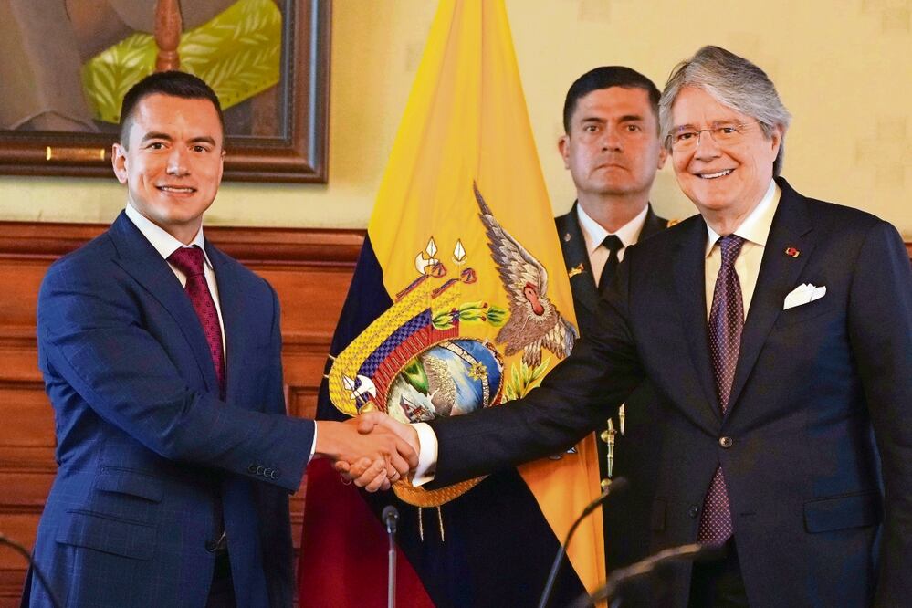 El presidente electo de Ecuador, Daniel Noboa (izq.), y el mandatario saliente, Guillermo Lasso, en el Palacio de Gobierno en Quito. Foto: AP