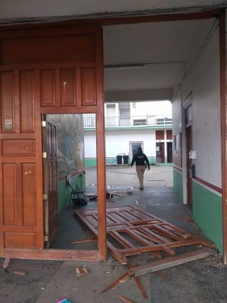 Pobladores destrozan palacio municipal de Omealca, Veracruz