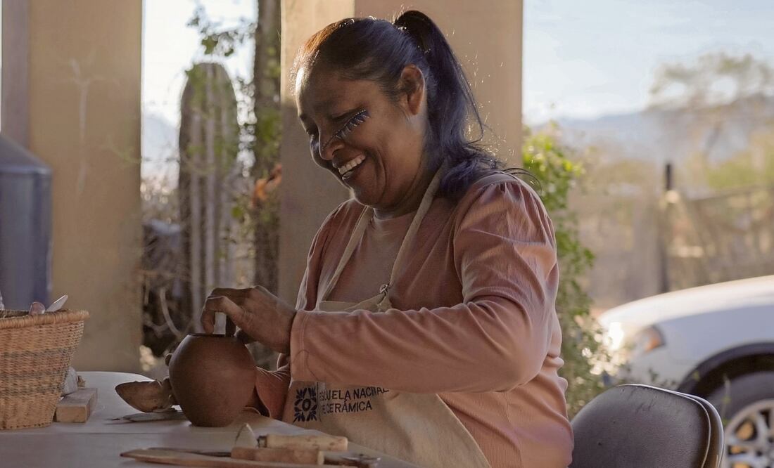 Guillermina Barnett construye piezas de barro que emulan las que hacía su abuela, María Victoria, cuando ella era una niña. Foto: Mercy Portillo