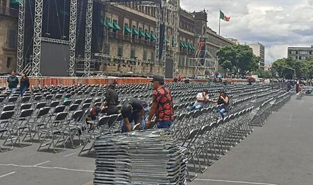 Colocan sillas para zona VIP de festejo del 1 de julio de AMLO en el Zócalo 