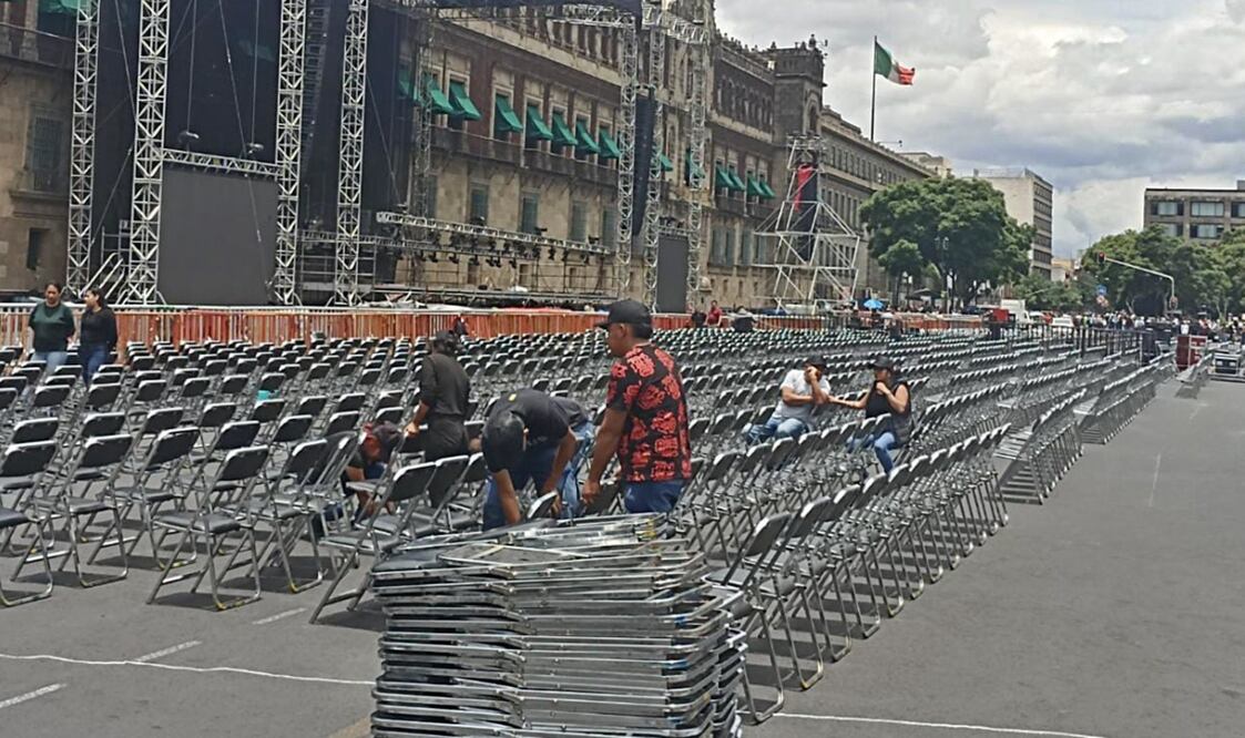 Docenas de trabajadores avanzan en los preparativos para la celebración del quinto aniversario de la victoria electoral del presidente Andrés Manuel López Obrador en el Zócalo de la Ciudad de México. Foto: Pedro Viña